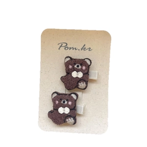 Paire de barrettes à cheveux ours brodés marron avec nœuds blancs sur carte de support