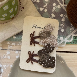 Vue détaillée de pinces à cheveux ours en tissu à pois et fleurs pour filles