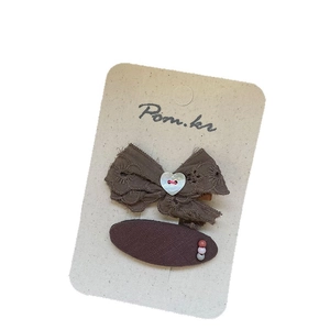 Lot de barrettes ours à pois marrons avec nœud en dentelle et perles sur carte