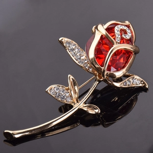 Eleganter goldfarbener Rosen-Ansteckstrauß mit rotem Kristall und weißen Strasssteinen
