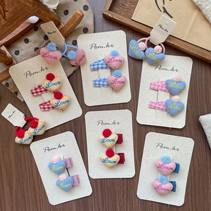 Barrettes et Élastiques à Cheveux en Tissu Cœur pour Enfants Avec Broderie Love et Détail Pompon Motif Grille Florale