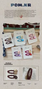 Détail de barrettes en tissu fait main avec ours en peluche et perles assorties