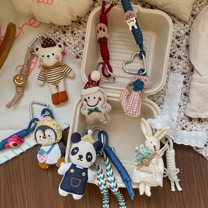 Portachiavi animali in peluche fatti a mano con dettagli in maglia e ganci metallici