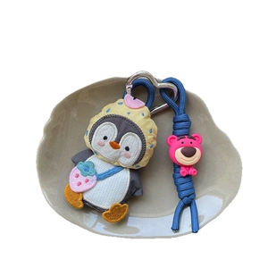 Portachiavi peluche pinguino con felpa a pois gialli e cordino blu intrecciato