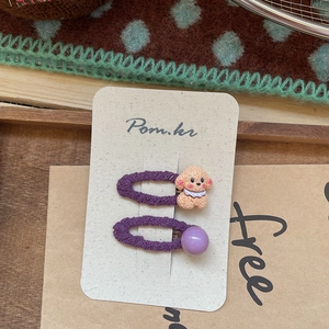 Barrettes à cheveux en tissu violet avec caniche beige et perle brillante sur carte