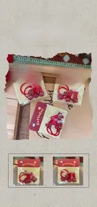Gros plan de barrettes à pois rouges et d'élastiques pour filles sur plateau en bois