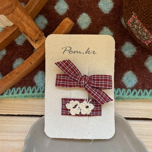 Gros plan sur les barrettes à cheveux à carreaux rouges et fleur au crochet fait main