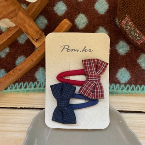 Vue détaillée de barrettes à carreaux rouges et bleus sur une carte, style rétro doux