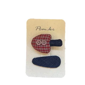 Set de barrettes à carreaux en forme de champignon avec pince bleue vintage sur carte