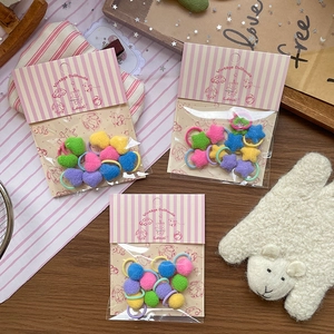 Rosa Plüsch-Haargummis Set für Kinder mit Herz- und Sternanhängern auf Holztisch