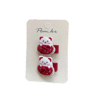 Barrettes brodées fait main ours et fraise pour enfants sur carte cadeau