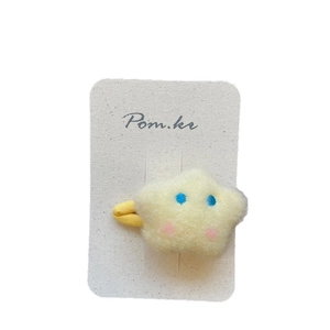 Barrette à cheveux étoile en peluche jaune avec broderie sur carte blanche