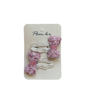 Lot de deux barrettes nœuds roses à paillettes avec dentelle crème sur carte