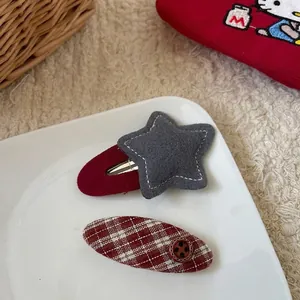 Détails de pinces à cheveux en tissu rouge fait main avec étoile et motif à carreaux