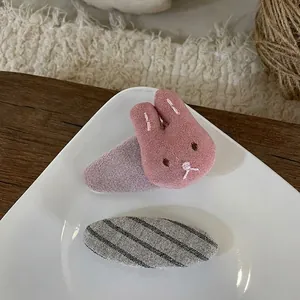 Détails des barrettes faites main avec lapin rose et tissu à rayures grises dans une coupelle