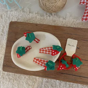 Lot de barrettes et chouchous fraises à carreaux rouges en tissu fait main pour enfants