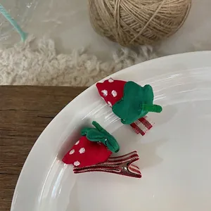 Détails des pinces à cheveux en tissu fraise rouge à pois blancs sur base bec de canard