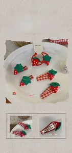 Vue détaillée des barrettes fraises à carreaux rouges et élastiques pour enfants