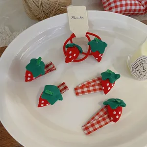 Accessoires de Cheveux Fraise en Tissu pour Enfants Barrettes à Carreaux Rouges Élastiques pour Petites Filles Décoration