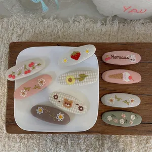 Set mit 9 handgefertigten Stoff-Haarspangen mit Erdbeer- und Bärenstickerei-Motiven