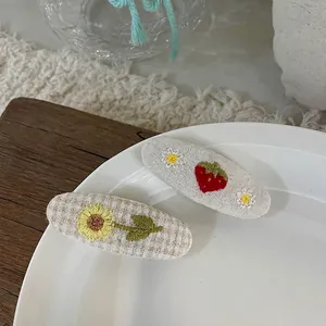 Detaillierte Stickerei von Sonnenblumen und Erdbeeren auf Stoff-Haarspangen