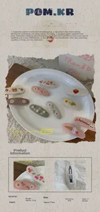 Details von bestickten Stoff-Haarspangen mit Kirsch-, Bären- und Sonnenblumenmotiven