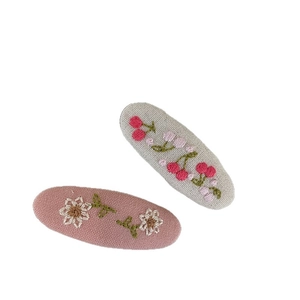 Handgefertigte bestickte Haarspangen aus Stoff mit Blumen- und Kirschmotiven