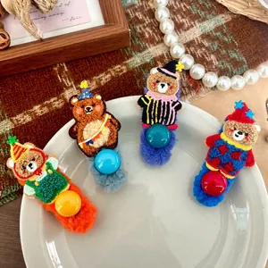 Fermagli in peluche con ricamo a forma di orsetto e perline colorate in quattro stili