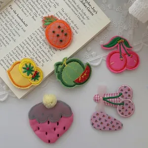 Barrettes à cheveux brodées à la main pour filles avec motifs fraise et ananas sucrés