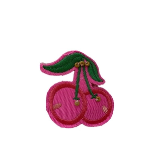 Barrette cerise brodée à la main avec tissu en maille rose et détails de feuilles