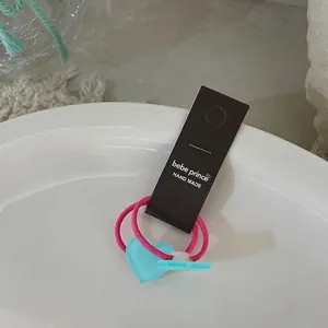Élastiques à cheveux roses avec pendentifs cœur bleu clair sur carte