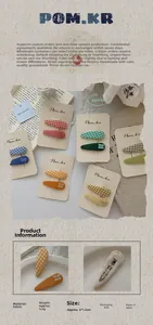 Dettaglio di 6 mollette in tessuto colorato con motivi a quadri e pois per bambine