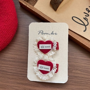 Lot de deux barrettes cœur en velours côtelé rouge avec bordure en dentelle blanche
