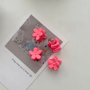 Detailweergave van vier matroze mini-bloem haarspeldjes op een witte decoratieve kaart