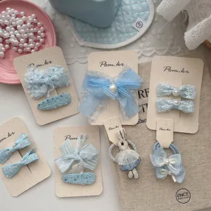 Ensemble d'accessoires cheveux bleu clair avec nœuds en dentelle, perles et broderie lapin