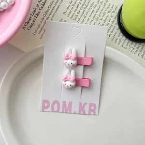 Detail van twee schattige roze konijnenhaarspelden voor kinderen op een displaykaart