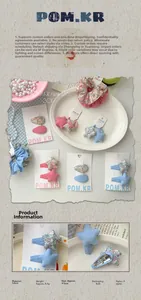 Détail d'un lot de barrettes étoile à fleurs et chouchous en tissu rose et bleu