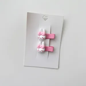 Schattige konijnenhaarklemmen van witte hars met roze stippenstrips voor kinderen