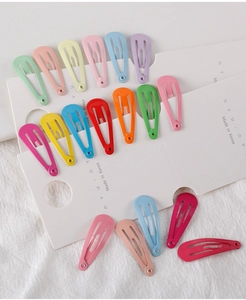 Vue détaillée de barrettes clic-clac colorées en métal de 3cm aux teintes acidulées