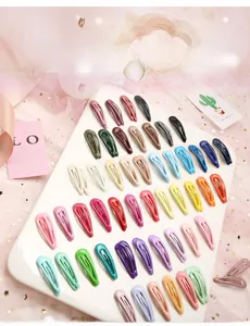 Vue macro de barrettes BB 5cm colorées en émail aux nuances vives de bonbons