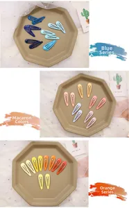 Détail macro d'un ensemble de barrettes colorées en forme de goutte avec motif ajouré