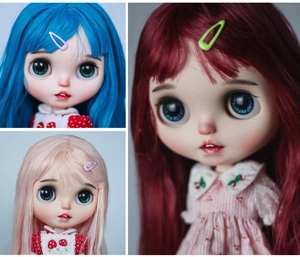 Detail of 2cm colorful mini snap hair clips worn by stylish dolls in various colors