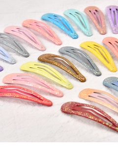 Detailansicht bunter BB-Haarspangen mit Glitzer-Finish in einem gemischten Set