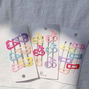 Lot de barrettes à cheveux en métal coloré aux formes de cœur et de cerise