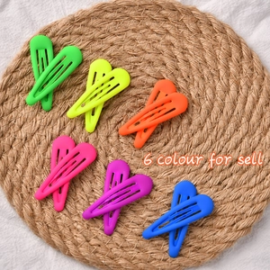 Lot de 12 barrettes à cheveux néon mat en 6 couleurs vives sur fond tissé naturel