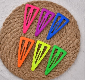 Lot de six barrettes à cheveux triangulaires mates fluo aux couleurs vives sur tapis