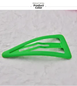 Détail de la pince à cheveux BB triangulaire en métal vert émeraude mat pour femmes