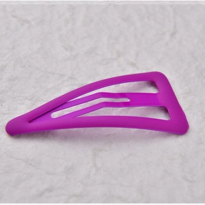 Vue rapprochée d'une barrette goutte mauve mate avec une finition peinture saturée
