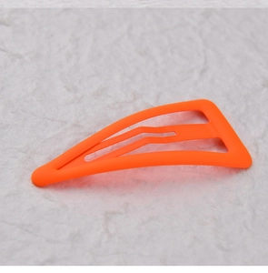 Vue macro de la pince à cheveux goutte d'eau orange mat avec finition métallique