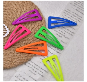 Vue détaillée de barrettes triangle mates néon en plusieurs couleurs vives de macaron